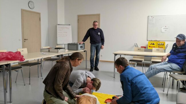 Reanimation und Handhabung Defi gleichzeitig am Dummy erprobt